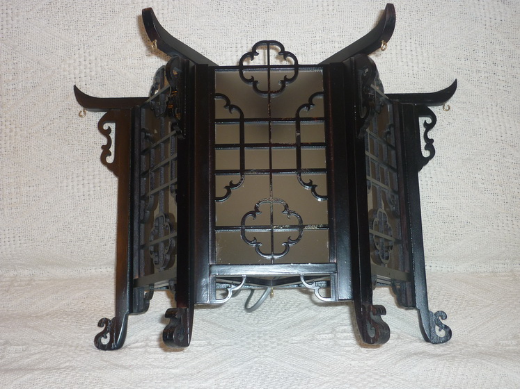 Китайский фонарь настенный, трёхгранный с решётками. 350 х 170, h280 (мм), стекло, сатин; Артикул К1-03-Р