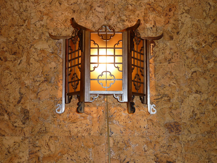 Китайский фонарь настенный, трёхгранный с решётками, 350 х 170, h280 (мм), стекло, бронза; Артикул К1-03-Р