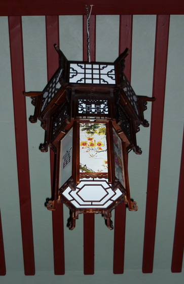 Китайский фонарь подвесной трёхъярусный шестигранный с живописью и решётками. d800, h800 (2) (мм). Артикул К2-Т6-ЖР