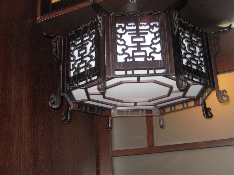 Китайский фонарь подвесной восьмигранный с решётками. Артикул К2-08-Р. d600, h230 (мм)