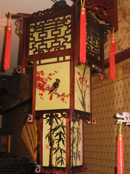 Китайский фонарь подвесной трёхъярусный четырёхгранный с живописью и решётками. 250 х 250, h650 (мм). Артикул К2-Т4-ЖР
