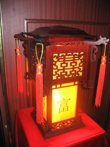 Китайский фонарь настольный двухъярусный четырёхгранный с решётками и иероглифами. 250 х 250, h380 (мм). Артикул К3-Д4-Р