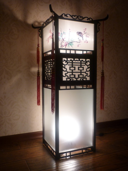 Китайский фонарь напольный четырёхгранный с живописью и решёткой. 350 х 350, h900 (мм). Артикул К4-04-ЖР